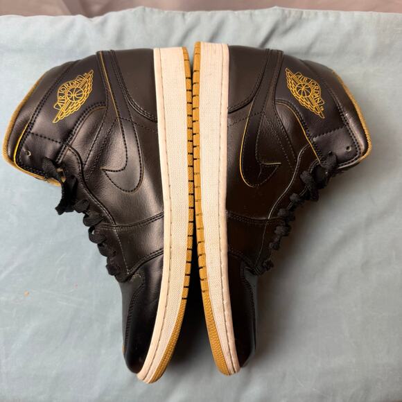 Nike Air Jordan 1 Mid Black Gold Mens 10.5 Sneakers 554724-012 Retro 2016 main image 4